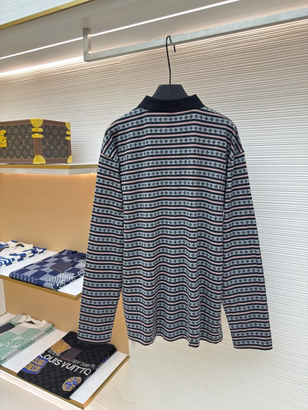 Chrome Hearts cross-striped POLO long sleeves ●Authentic product: Purchased and developed for 7900 ●Item number: 1680151-A55 ●Fabric: pure cotton fabric ●Technology: embroidery production ●Type: loose version ●Weight: about 305 grams ●Size: S-M-L ●Description: The yarn-dyed fabric has a minimum order of 1,000 meters. The cost is expensive. The embroidery uses imported Tajima embroidery machines, and the collar leather tag uses imported lambskin. The hardware is made of real antique silver which is extremely expensive. The overall wiring is straight and delicate, the fabric is comfortable and soft, and the color is consistent without color difference. It can be matched with the same style to create a fashionable look and control various occasions. Customized accessories, complete with three standards, same style for men and women!